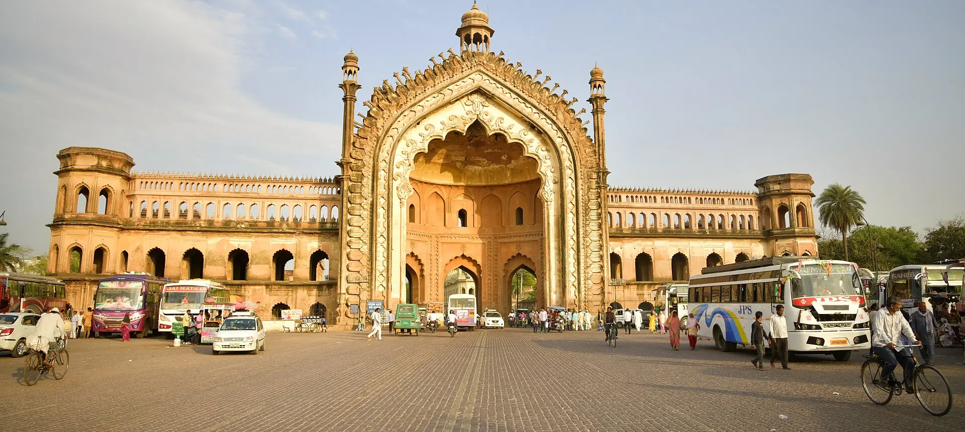 Rumi Darwaza, Lucknow
